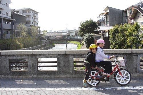 2 kids on the bike